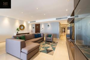 Seafront, Designer APT with Private Terrace & WIFI by 360 Estatesにあるシーティングエリア