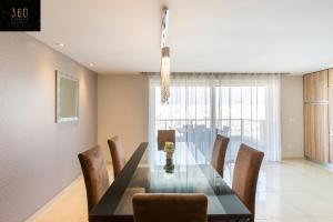 Seafront, Designer APT with Private Terrace & WIFI by 360 Estatesにあるシーティングエリア