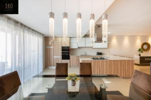 Seafront, Designer APT with Private Terrace & WIFI by 360 Estatesにあるキッチンまたは簡易キッチン