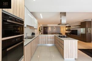 Seafront, Designer APT with Private Terrace & WIFI by 360 Estatesにあるキッチンまたは簡易キッチン