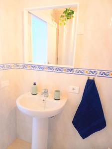 a bathroom with a sink and a mirror at Habitación privada Dorive con baño privado in San Andrés