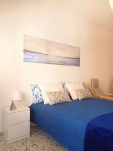 Un dormitorio con una cama azul con almohadas. en Habitación privada Dorive con baño privado en San Andrés