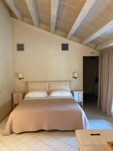 1 dormitorio con 1 cama grande y techo de madera en Agriturismo San Michele, en Vicenza
