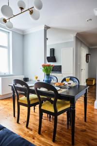 a dining room with a black table and chairs at Art Deco Apartament dla 6 osób Chorzów/Katowice 6B in Chorzów