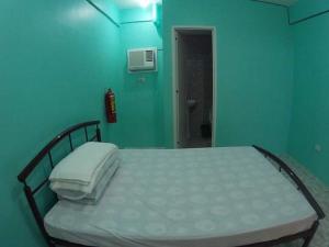 Postel nebo postele na pokoji v ubytování Cebu Leisure Lodge