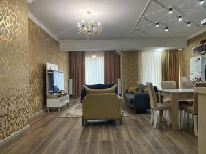 ein Wohnzimmer mit einem Sofa und einem Esszimmer in der Unterkunft Park Azure Modern apartment in Baku