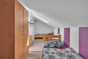 Postel nebo postele na pokoji v ubytování Apartmán Na kopci Deštné