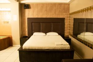 Postel nebo postele na pokoji v ubytování Hotel Queens