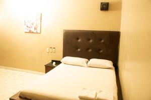 Postel nebo postele na pokoji v ubytování Hotel Queens