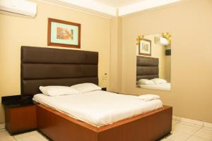 Postel nebo postele na pokoji v ubytování Hotel Queens