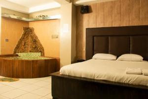 Postel nebo postele na pokoji v ubytování Hotel Queens