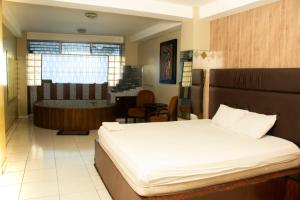 Hotel Queens في غواياكيل: غرفة نوم بسرير كبير في غرفة