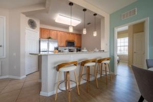 Кухня или кухненски бокс в 13-403 Your Vista Cay Home