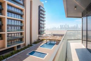 - une vue depuis le balcon d'un immeuble avec 2 piscines dans l'établissement Beautiful 1 Bedroom at Soho Square at Al Saadiyat Island, à Abu Dhabi