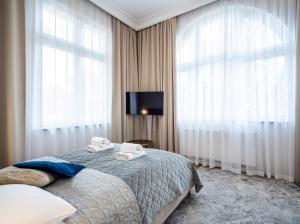 a hotel room with a bed with towels on it at Apartos Wisus - Luxury Apartments in Świnoujście