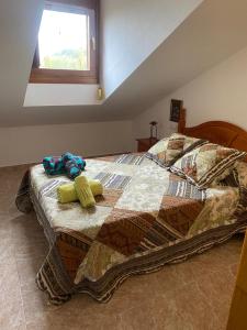 a bed with two stuffed animals on top of it at Marisa Mored vivienda de uso Turistico in Laspaúles
