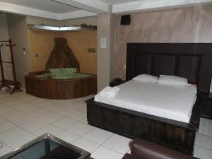 Postel nebo postele na pokoji v ubytování Hotel Queens