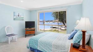 Una cama o camas en una habitación de Blue Mariner, 16 Mariners Way