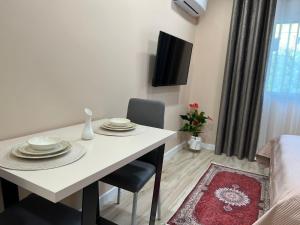 una mesa blanca y sillas en la sala de estar. en Smart Home , Lovely Apartment in Tirana, en Tirana