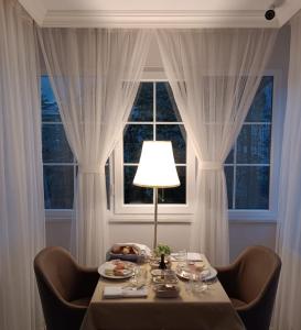 einem Tisch mit einer Lampe vor einem Fenster in der Unterkunft Kaleroom EDİRNE in Edirne