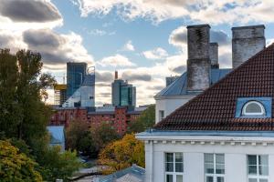 Blick auf die Skyline der Stadt mit hohen Gebäuden in der Unterkunft Center Hotel in Tallinn