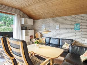 Bøtø ByにあるTwo-Bedroom Holiday home in Væggerløse 25のリビングルーム(ソファ、テーブル付)