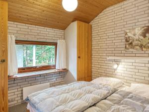 Bøtø ByにあるTwo-Bedroom Holiday home in Væggerløse 25のベッドルーム1室(窓の前に大型ベッド1台付)