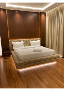 Cama ou camas em um quarto em RedHomeX Liger Villa Igatpuri