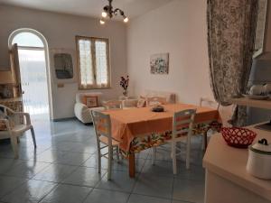 eine Küche und ein Esszimmer mit einem Tisch und Stühlen in der Unterkunft Casa Vacanza Villa Lesto in Ischia