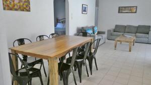 ヤンバにある25 Admiralty Court, Yambaのリビングルームの木製のテーブルと椅子