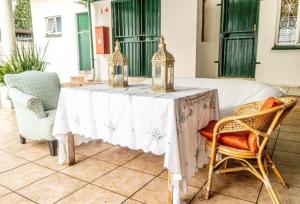 ein Tisch mit zwei Laternen darüber in der Unterkunft 54 Brecher in Pretoria