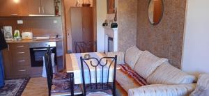 Η κουζίνα ή μικρή κουζίνα στο Ски студио Хрис в комплекс Лъки Пампорово +33 φωτογραφίες