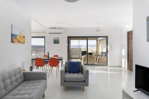 Svetainės erdvė apgyvendinimo įstaigoje Modern 2 BR Penthouse with Huge Terrace and Sea Views - 2 mins from sea - Qawra
