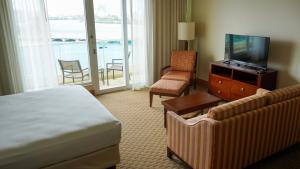 Habitación de hotel con cama y TV en Costa Bahia Hotel Paseo Caribe en San Juan