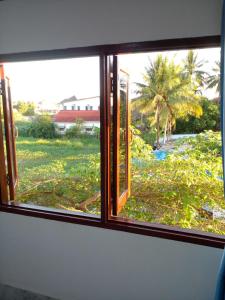 una ventana abierta con vistas a un patio en Ban Saylomleng Residence, en Vientiane