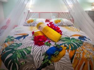 勒穆莱Studio T1 bis La Belle Vue, vue mer, wifi, plage à 50m的床上有鲜花