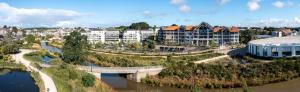 Vue aride d'une ville avec un pont sur une rivière dans l'établissement Westotel Pornic Côte de Jade, à Pornic