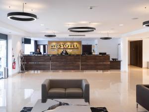 um lobby de uma loja de Westfield com um sofá em Westotel Pornic Côte de Jade em Pornic