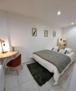ein weißes Schlafzimmer mit einem großen Bett und einem Schreibtisch in der Unterkunft Nalan Orrygeois, 6 pers, Astérix, CDG, CHANTILLY in Orry-la-Ville