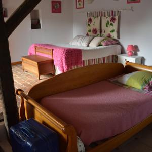 een kleine slaapkamer met een bed en een bed bij Le Logis de la Pataudière in Champigny-sur-Veude