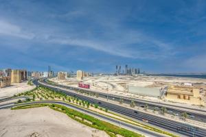 een luchtzicht op een stad met een snelweg bij Expansive 2BR at Azizi Aliyah Dubai Healthcare City by Deluxe Holiday Homes in Dubai