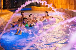 um grupo de pessoas numa piscina exterior em Camelback Resort em Tannersville