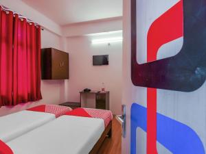 um quarto com duas camas e um quadro na parede em HZ INN em Hyderabad