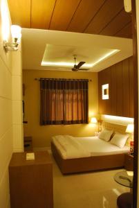 a bedroom with a large bed and a window at Hotel Arina Inn in New Delhi