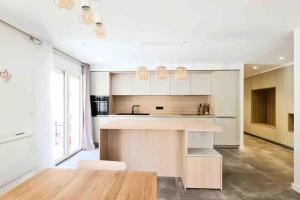 Η κουζίνα ή μικρή κουζίνα στο Proche du lac et des commerces, appartement neuf, au calme, avec 3 chambres et une grande terrasse