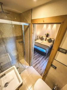 a bedroom with a bed and a shower and a sink at Casa Meta in Livigno