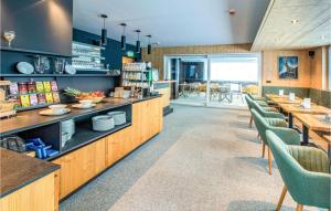 ein Restaurant mit Holztischen und grünen Stühlen in der Unterkunft Moderne Ferienwohnung In Zams in Zams