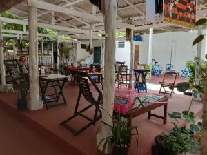 a patio with tables and chairs in a restaurant at Albergue Flor do Caribe in Parintins