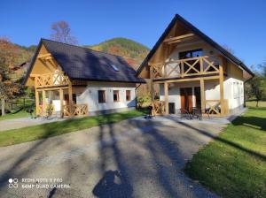 a house with a large driveway in front of it at Domki Pod Brzyzkiem in Ochotnica Dolna