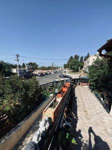 Blick auf eine Straße vom Balkon in der Unterkunft Yogo Place in Nahariyya in Naharija